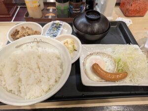 松屋ソーセージエッグ定食の全体写真