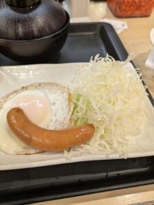 松屋ソーセージエッグ定食のソーセージと目玉焼き