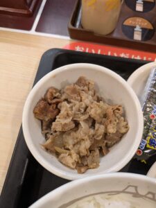 松屋ソーセージエッグ定食の牛皿