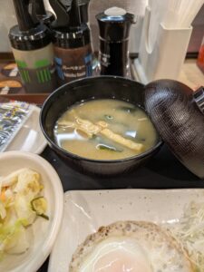 松屋ソーセージエッグ定食のみそ汁