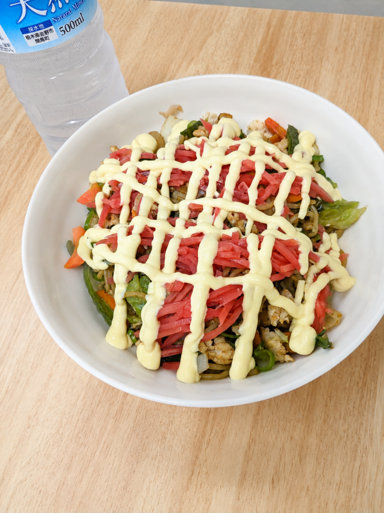 焼きそばとニッカフロンティアのハイボールの組み合わせ