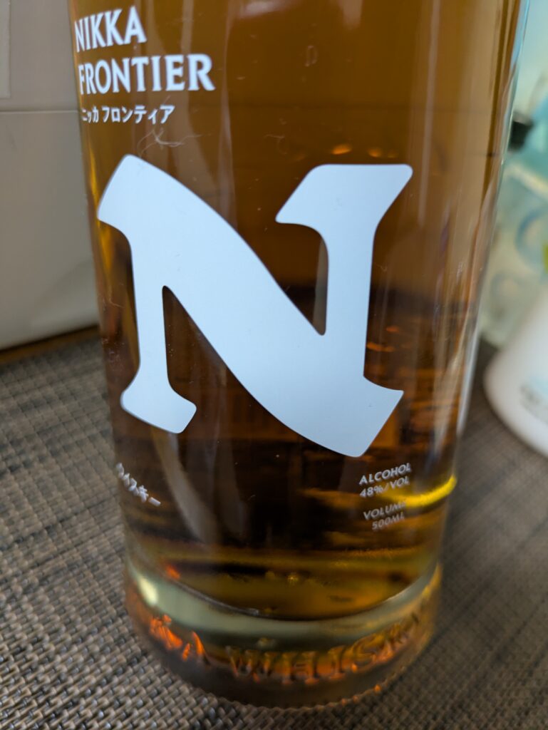 ニッカフロンティアのボトル。Nのロゴが目立つデザイン