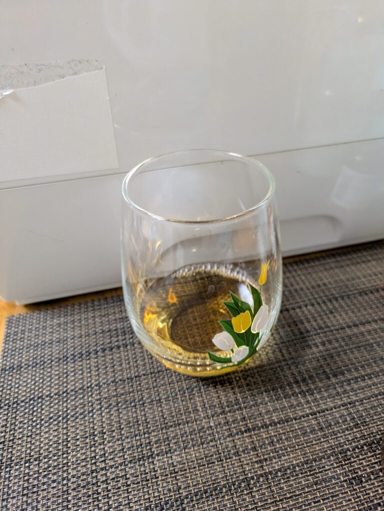 ニッカフロンティアをストレートで飲んだ様子