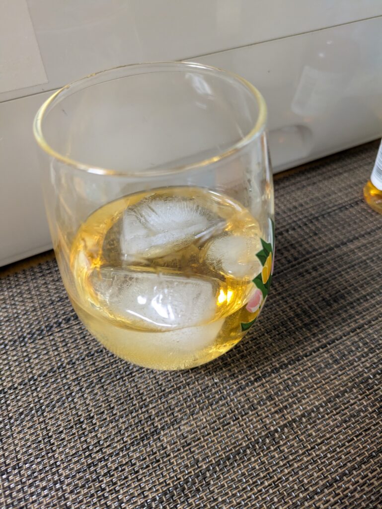 ニッカフロンティアをロックで飲んだ様子