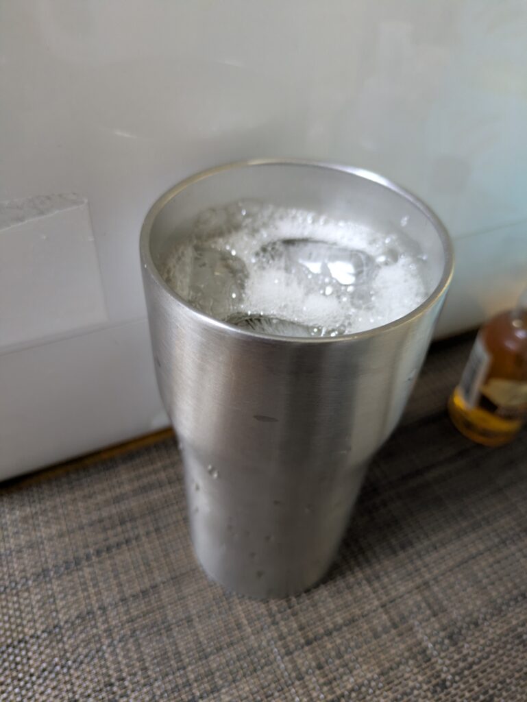 ニッカフロンティアのハイボール。スモーキーで飲みやすい