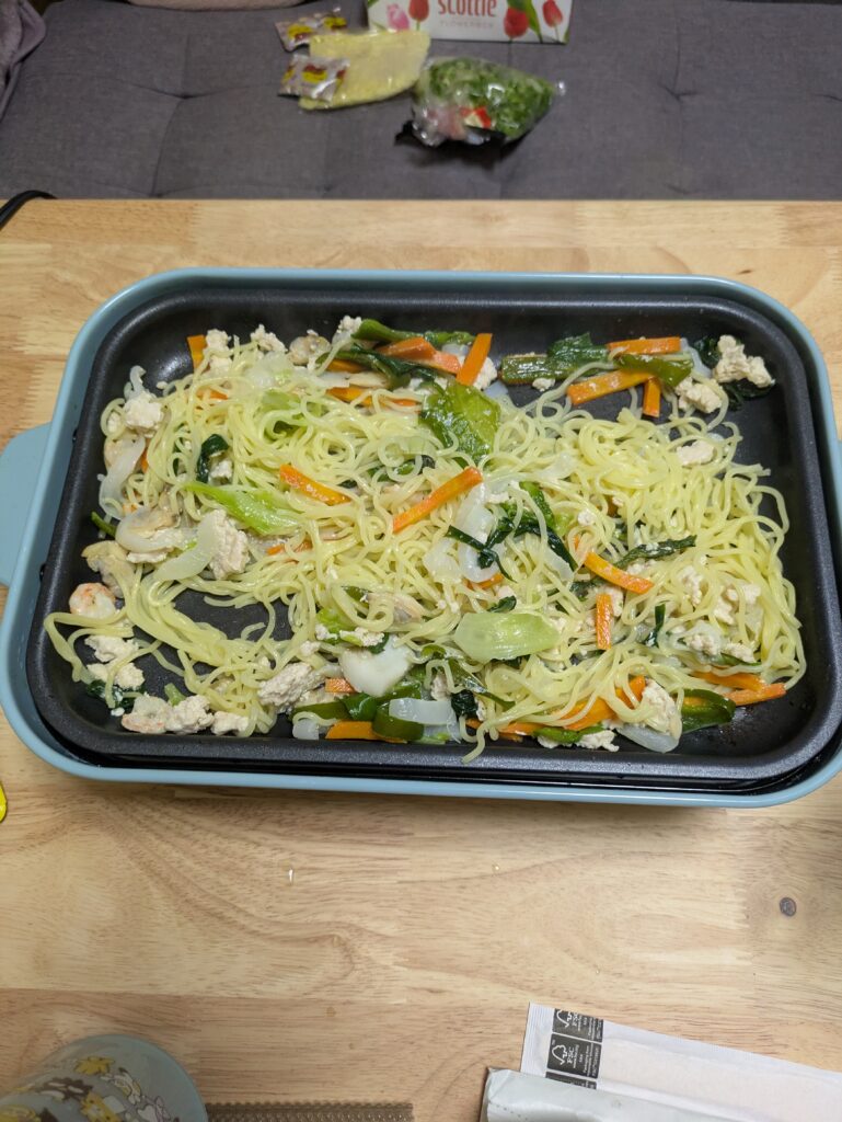 ホットプレートで焼きそばを作りニッカフロンティアのハイボールと合わせる