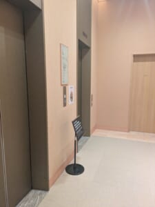 畳敷きのエレベーターホール