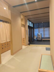 御宿野乃富山の玄関。靴を脱いで下足箱に入れる畳敷きのエントランス