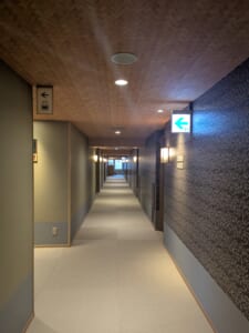 御宿野乃富山の客室フロアの廊下
