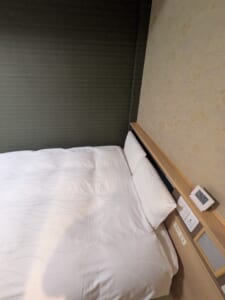 御宿野乃富山の客室のベッド