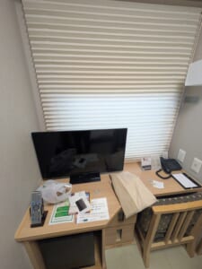 御宿野乃富山の客室のテレビとデスク