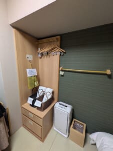 客室入口のハンガー掛けと大浴場用のお風呂セット