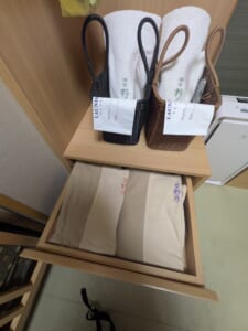 引き出しに入った館内着と、大浴場へ持っていくカゴ