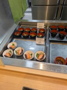 朝食の小鉢。富山の珍味3種盛(甘エビ昆布〆・ホタルイカ生姜煮・赤巻)と秋野菜のひじき煮
