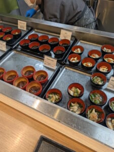 朝食の小鉢。ホタルイカの沖漬け・もずく・秋野菜のひじき煮