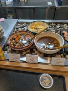 朝食の五目煮・厚焼き玉子・ブリ大根