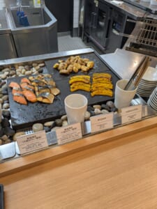 朝食の鮭塩焼き・鯖塩焼き・じゃがいも(きたあかり)・かぼちゃのグリル