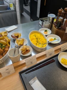 朝食のソーセージ・スクランブルエッグ・目玉焼き