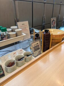 海鮮丼用の酢飯。赤酢を使用している案内