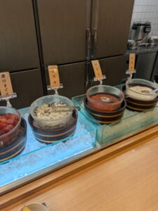 海鮮丼のネタ。漬けまぐろ・しらす・いくら・とろろ