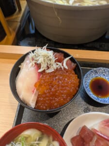 いくら・ぶり・漬けまぐろ・しらすをのせた海鮮丼