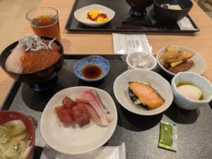 御宿野乃富山の朝食。いくらの海鮮丼、刺身、鮭の塩焼きなど