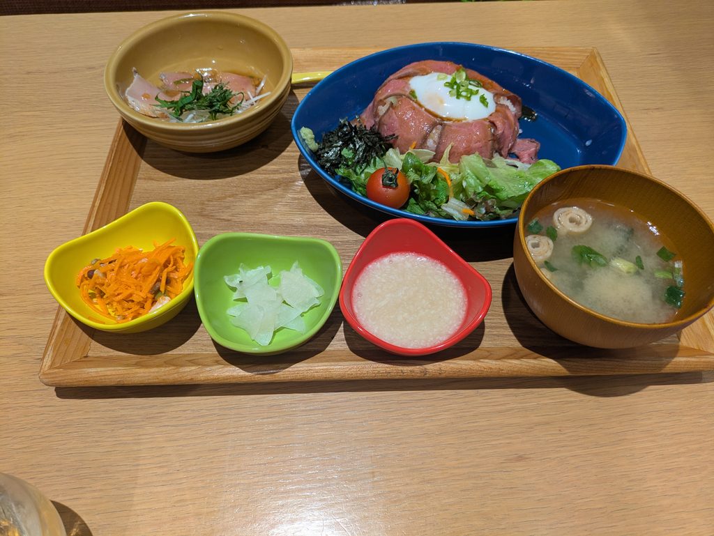 山芋とろろと赤身肉のローストビーフごはん＆選べる副菜
